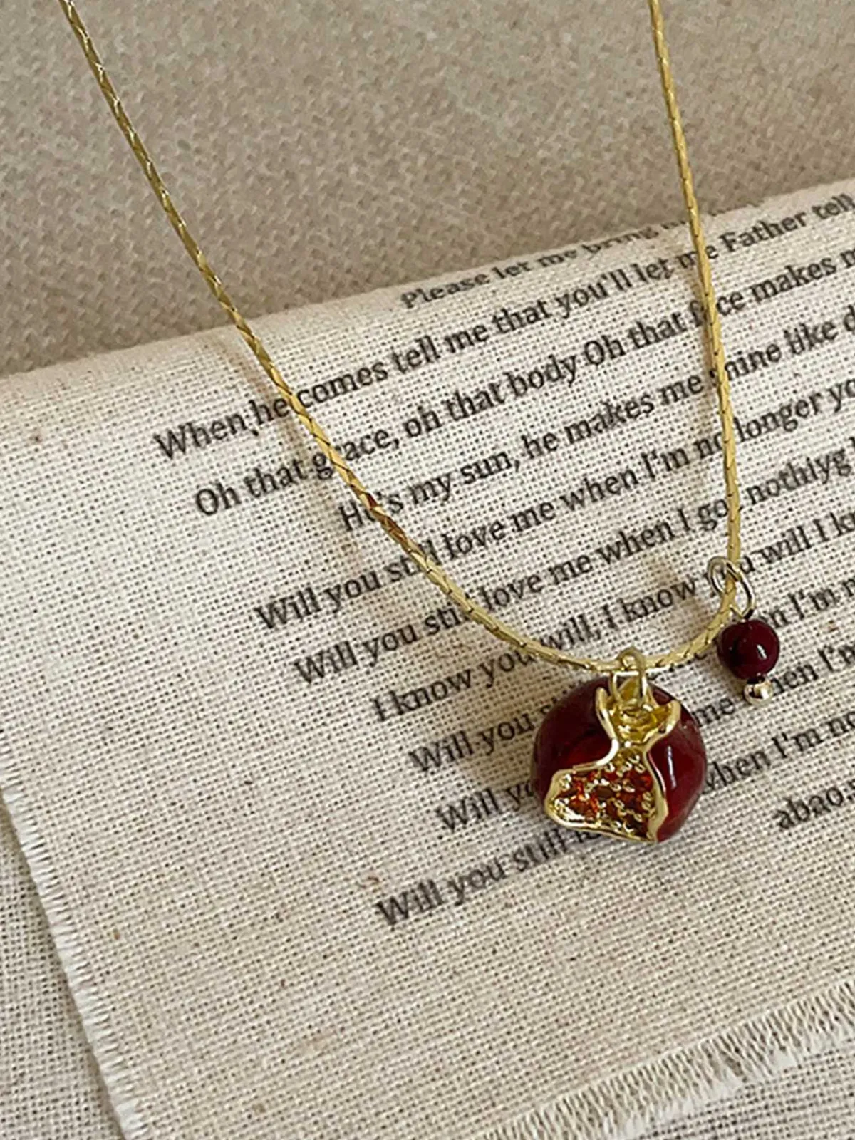 New Retro Stage Red Pomegranate Pendant Necklace