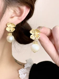 Fashion Retro Stage Retro Alloy Flower Pearl Earrings