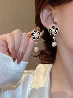 Clearance Retro Stage Retro Camellia Pearl Earrings