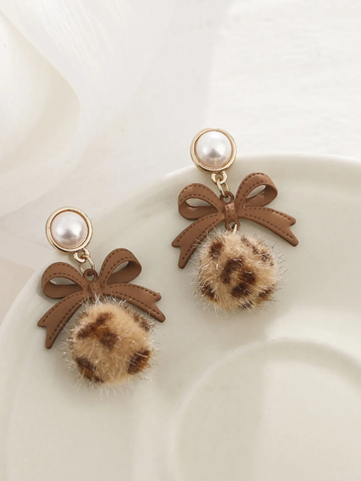 Clearance Retro Stage Retro Pearl Bow Leopard Earrings