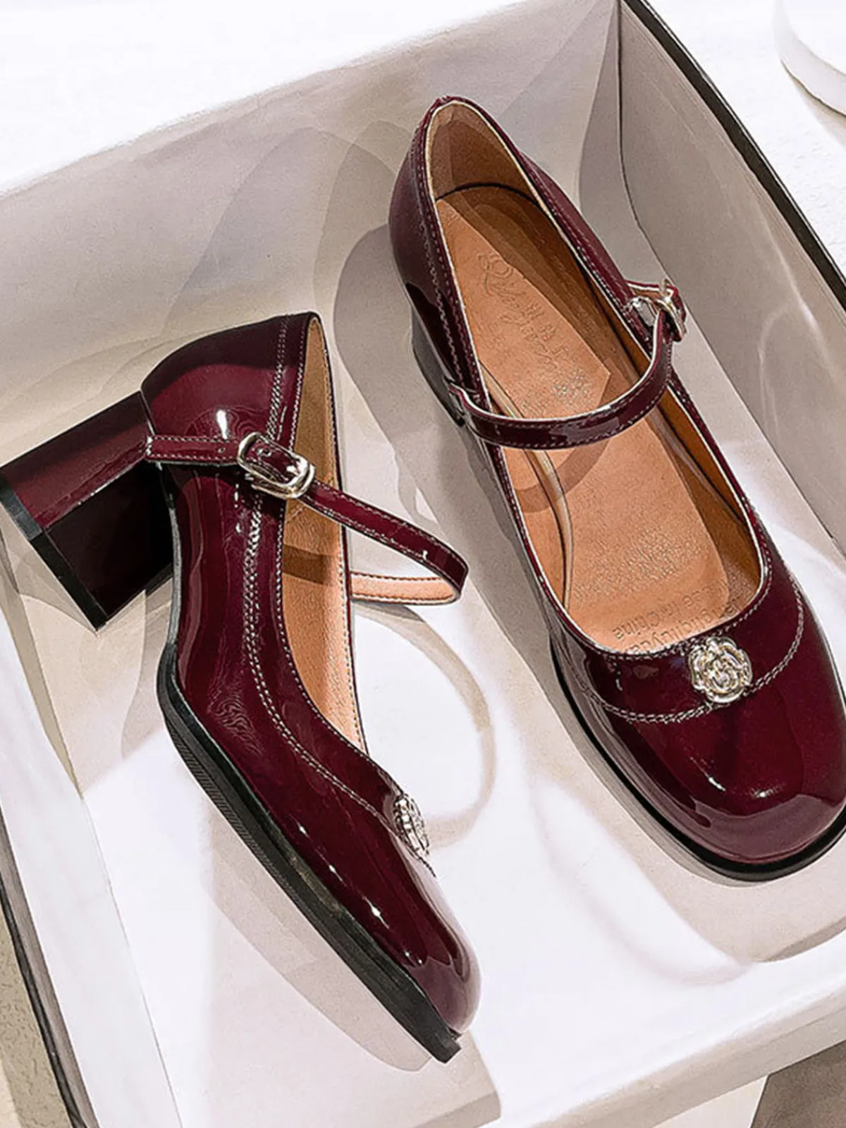 Fashion Retro Stage Round Toe Patent Leather Mid-Heeled Shoes