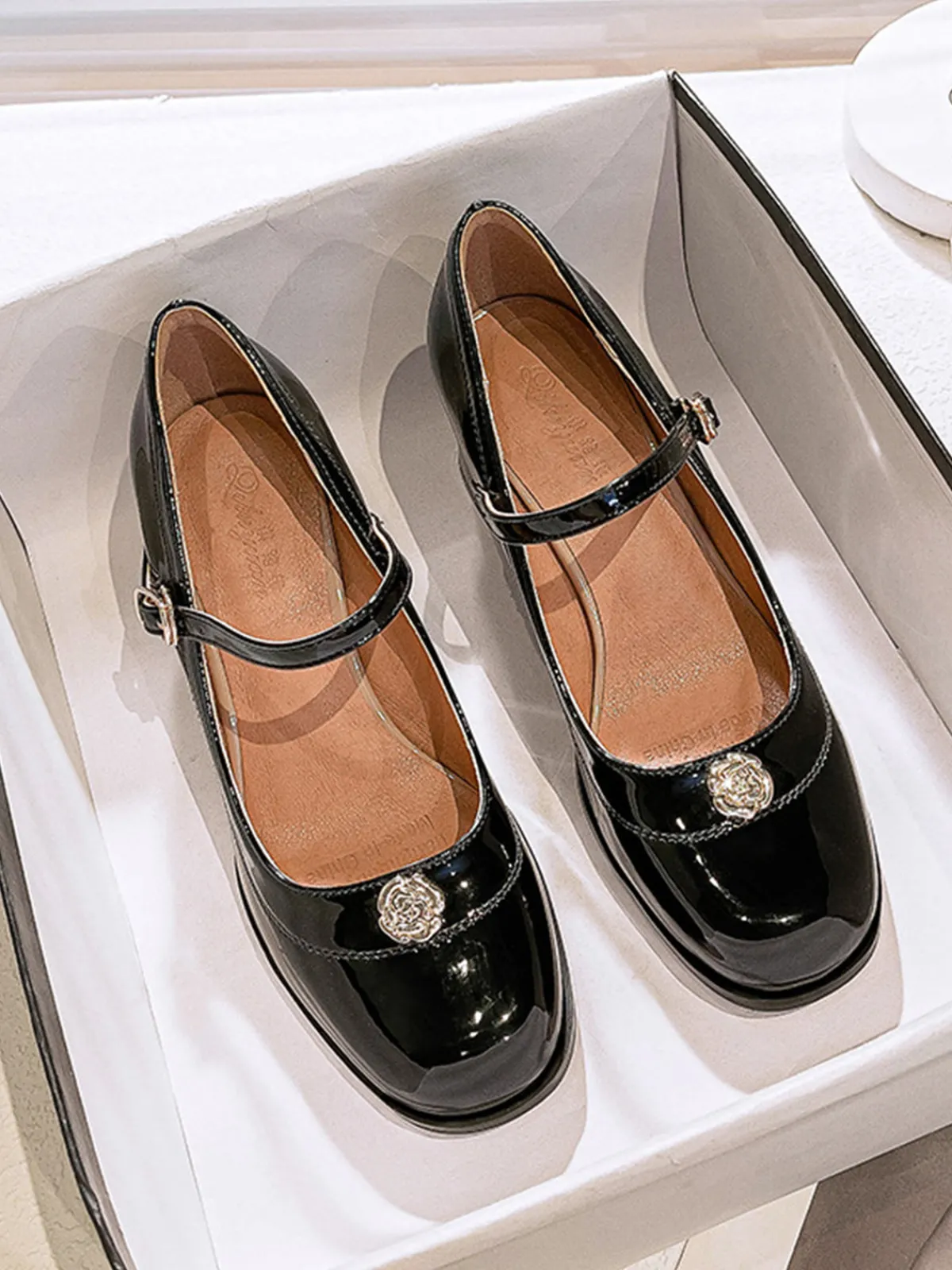Fashion Retro Stage Round Toe Patent Leather Mid-Heeled Shoes