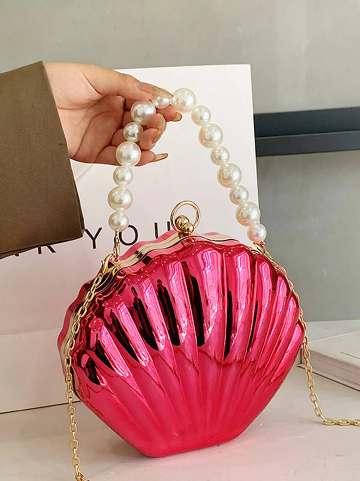 Fashion Retro Stage Solid Pearl Metal Shell Bag