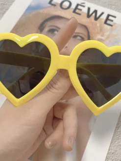 Outlet Retro Stage Vintage Curved Heart Frame Sunglasses