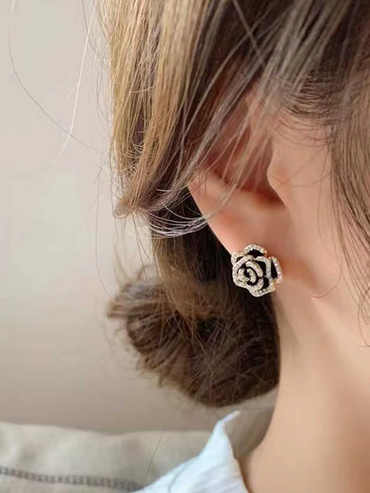 Online Retro Stage Vintage Diamond Floral Earring