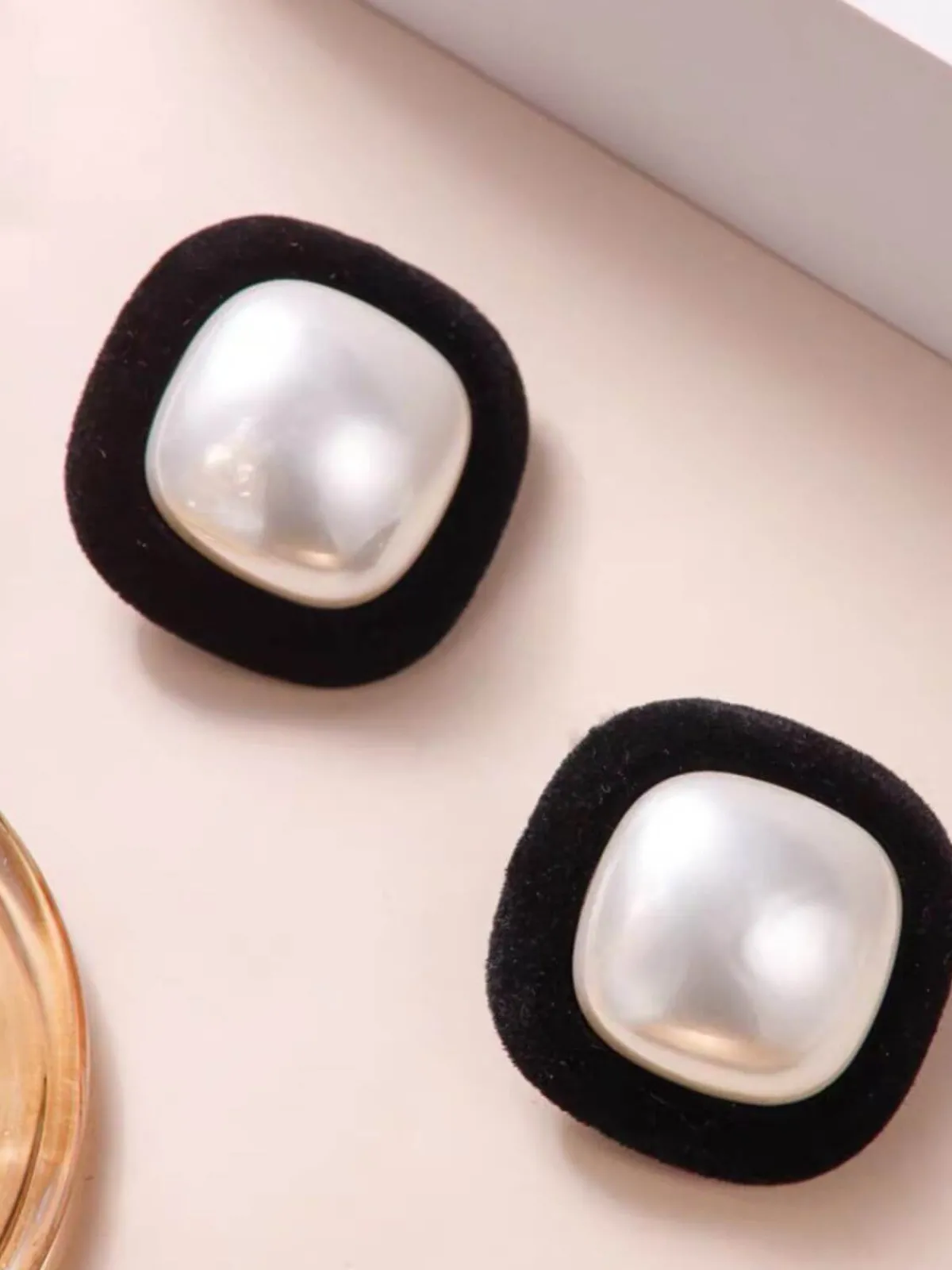 Hot Retro Stage Vintage Flocked Square Pearl Earrings