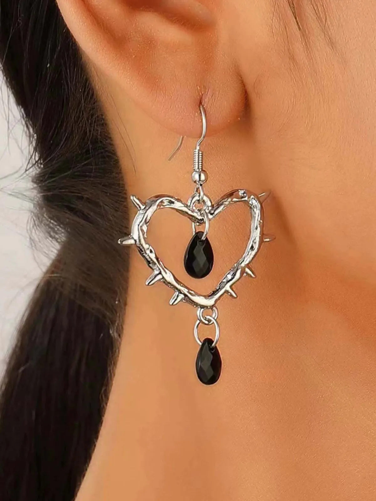 Hot Retro Stage Vintage Heart-Shaped Thorn Earrings
