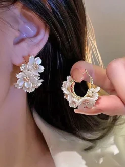 Online Retro Stage White 3D-Flower Pearl Earrings