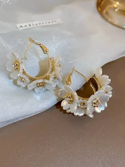 Online Retro Stage White 3D-Flower Pearl Earrings