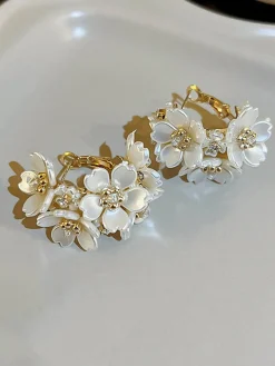 Online Retro Stage White 3D-Flower Pearl Earrings