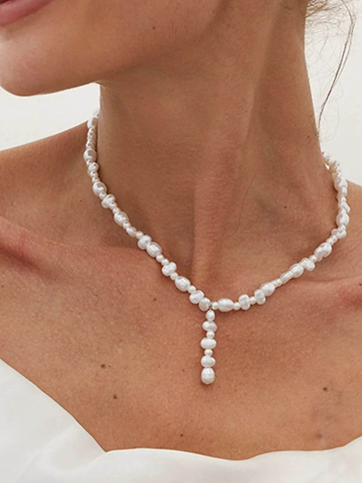 Fashion Retro Stage White Pearl Pendant Necklace
