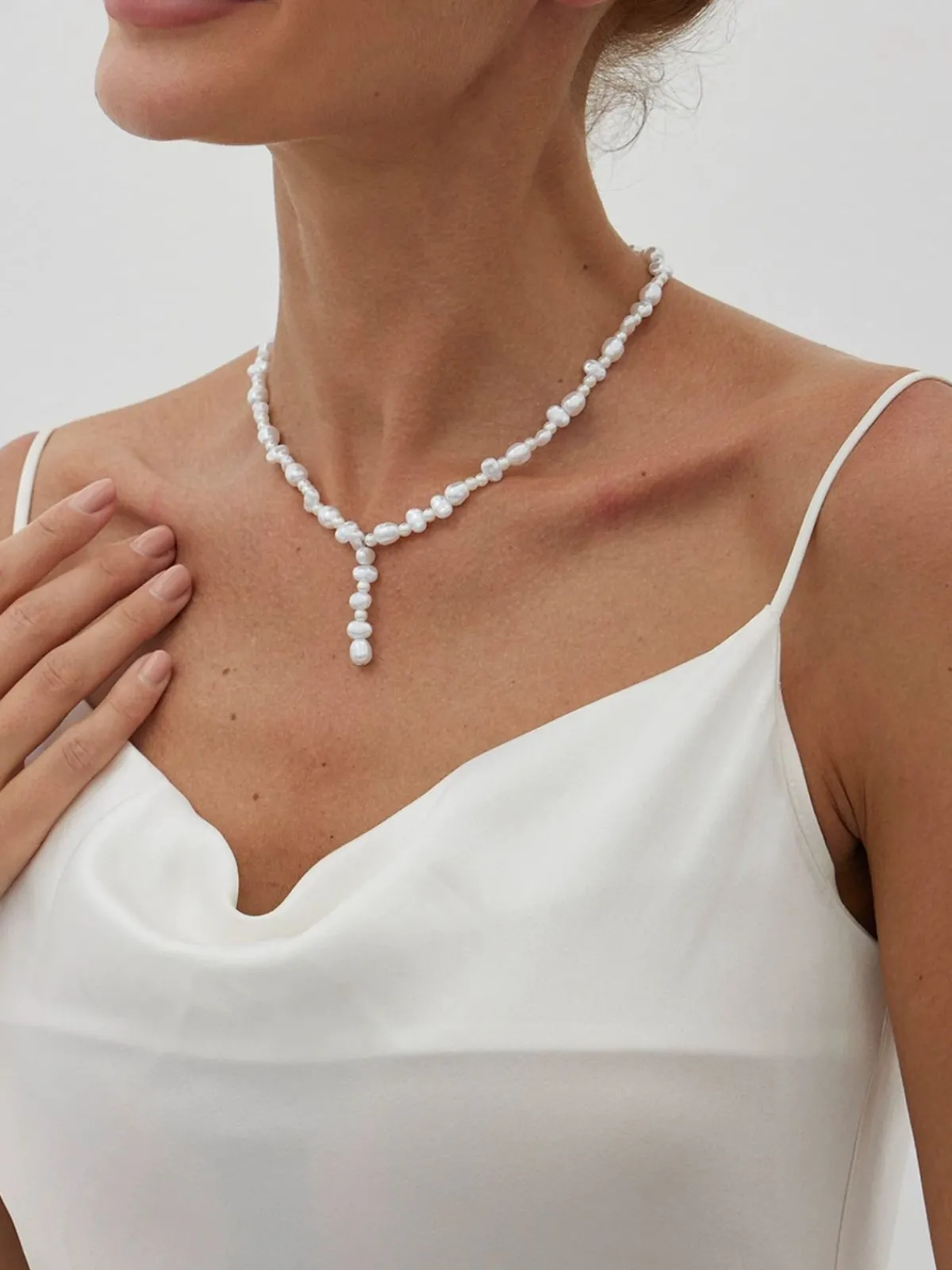 Fashion Retro Stage White Pearl Pendant Necklace